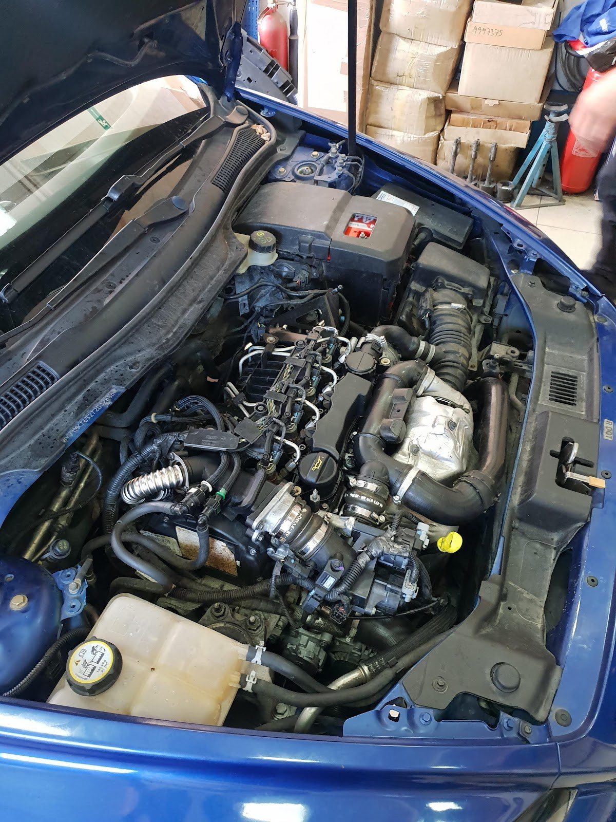 Motor Volvo automobila na servisu