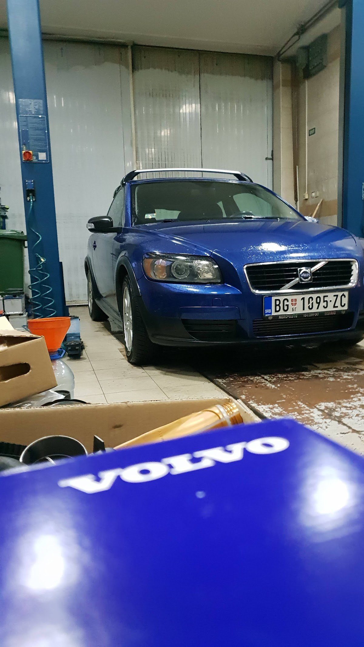 Plavi Volvo u servisu Aleksandar